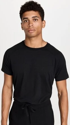 Alo Yoga Triumph Crew Neck Tee -Reberio Fashion Store aloyg301631071b 1661867779232 2 0. UX357 QL90