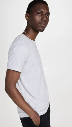 Alo Yoga Conquer Crewneck Tee -Reberio Fashion Store aloyg302731c46f 1671206917822 2 0. UX357 QL90