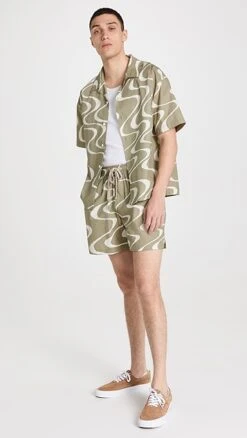 FRAME Abstract Wave Graphic Shorts (6" Inseam) -Reberio Fashion Store frame322841fb4b 1683234295634 2 0. UX357 QL90