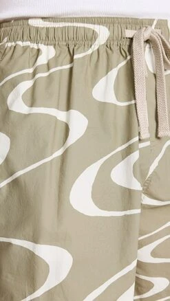 FRAME Abstract Wave Graphic Shorts (6" Inseam) -Reberio Fashion Store frame322841fb4b 1683234295935 2 0. UX357 QL90